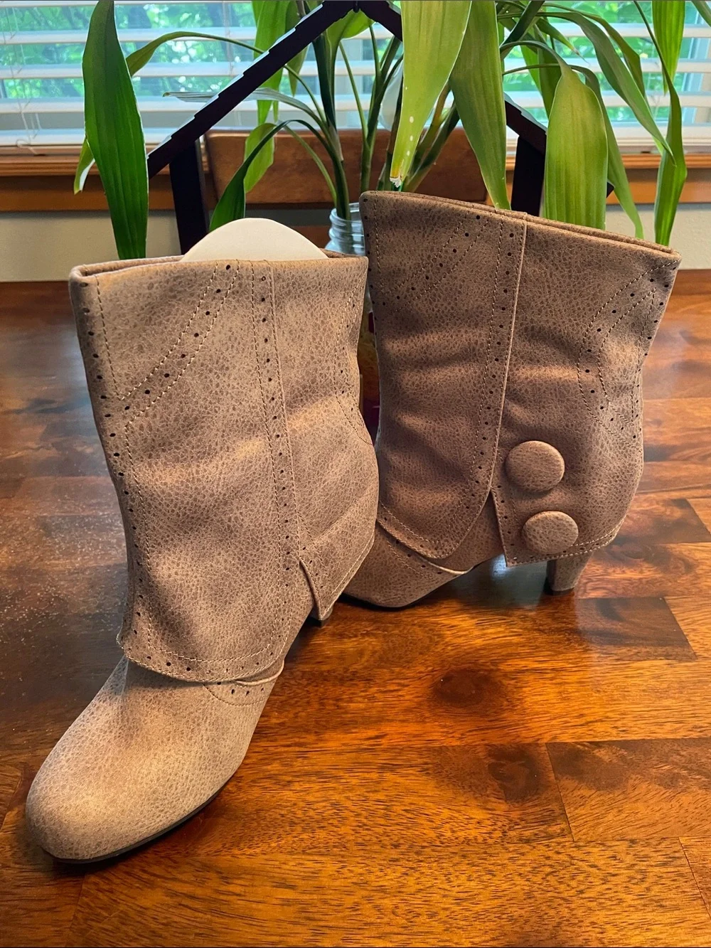 NOT RATED Cowgirl Star Booties Women’s 8 EUR 39 Taupe
